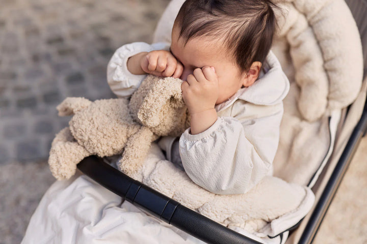 Jollein voetenzak Embossed Sand voor buggy en kinderwagen met teddy fleece binnenkant