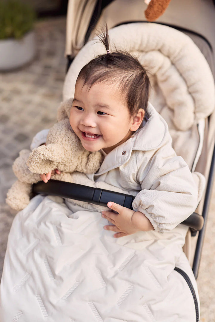 Jollein voetenzak Embossed Sand voor buggy en kinderwagen met teddy fleece binnenkant