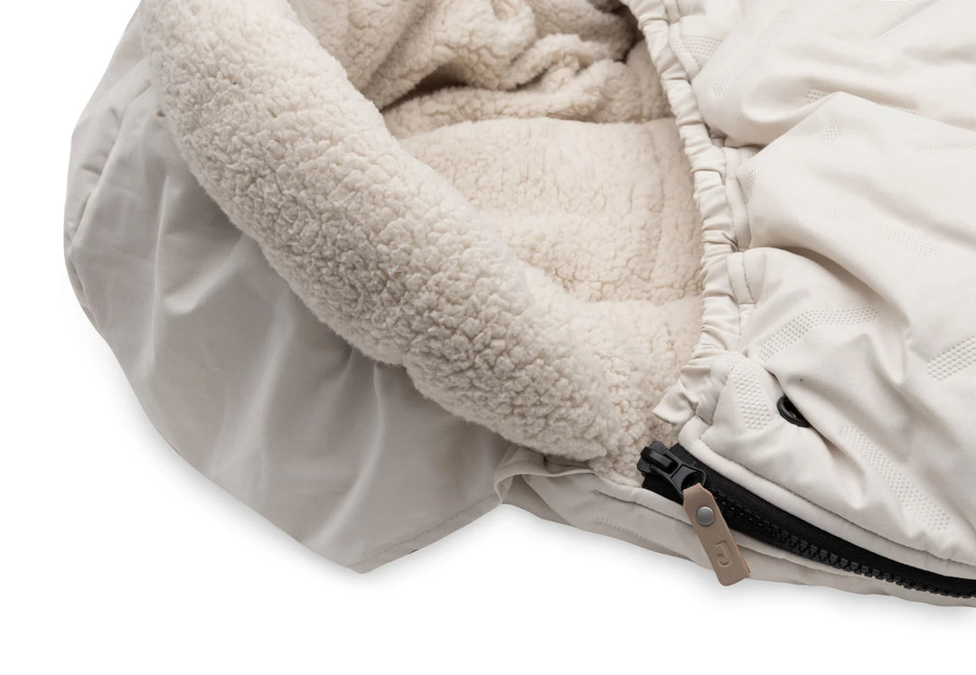 Jollein voetenzak Embossed Sand voor buggy en kinderwagen met teddy fleece binnenkant