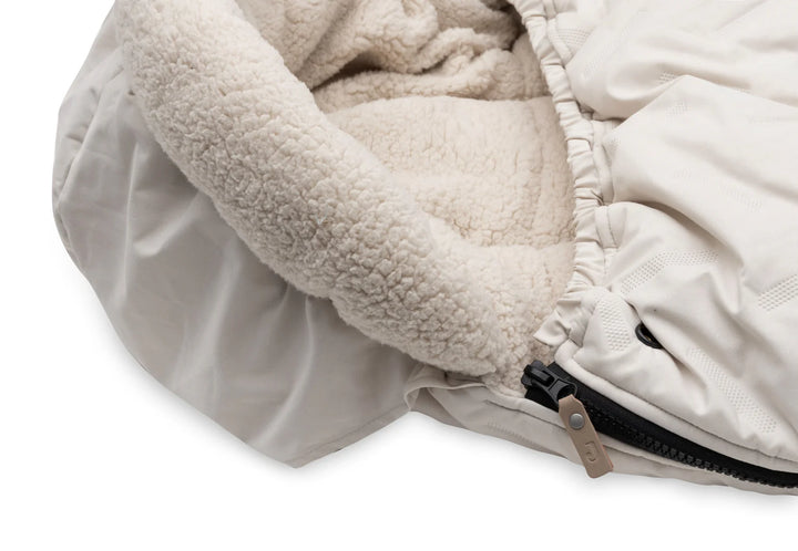 Jollein voetenzak Embossed Sand voor buggy en kinderwagen met teddy fleece binnenkant