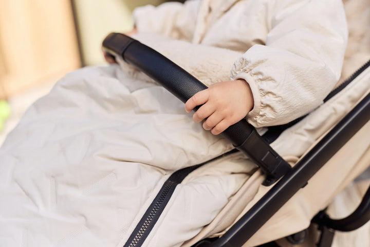 Jollein voetenzak Embossed Sand voor buggy en kinderwagen met teddy fleece binnenkant