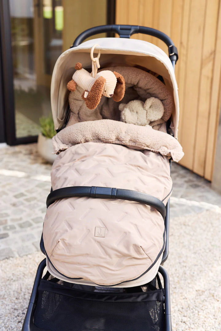Jollein voetenzak Embossed Milky Coffee voor buggy en kinderwagen met teddy fleece binnenkant
