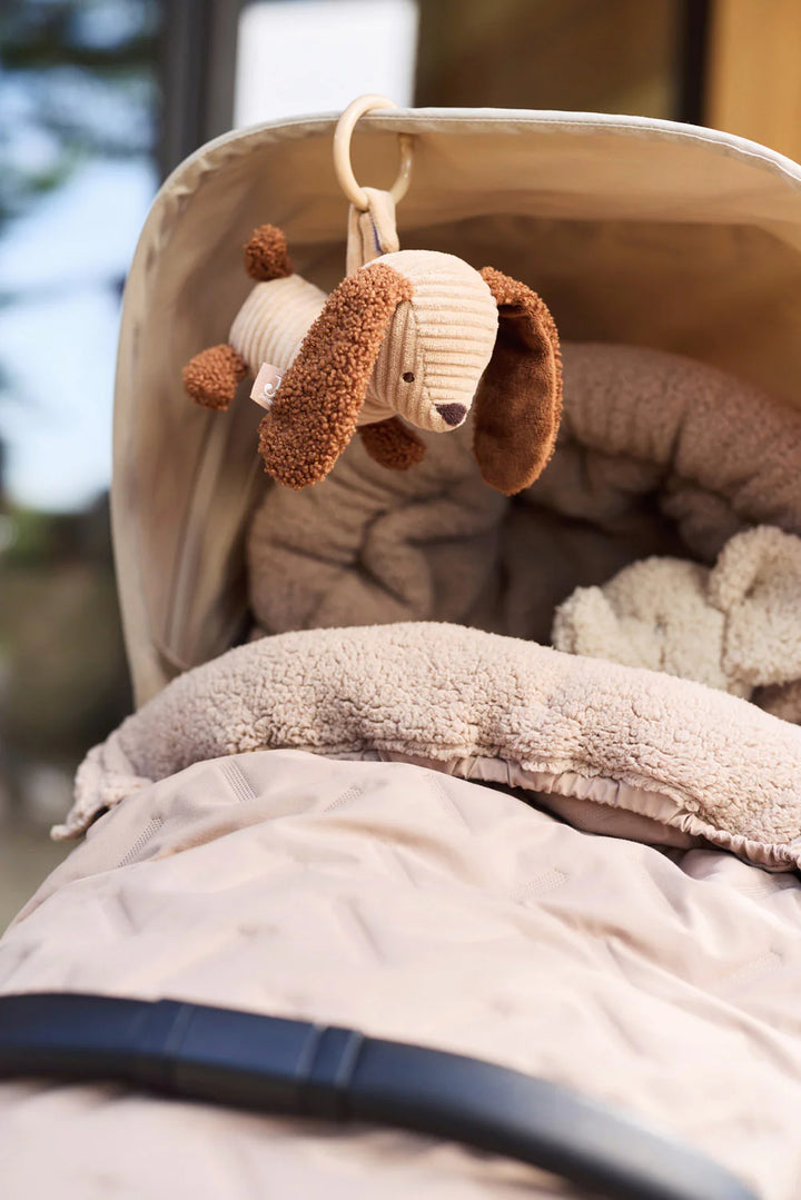 Jollein voetenzak Embossed Milky Coffee voor buggy en kinderwagen met teddy fleece binnenkant