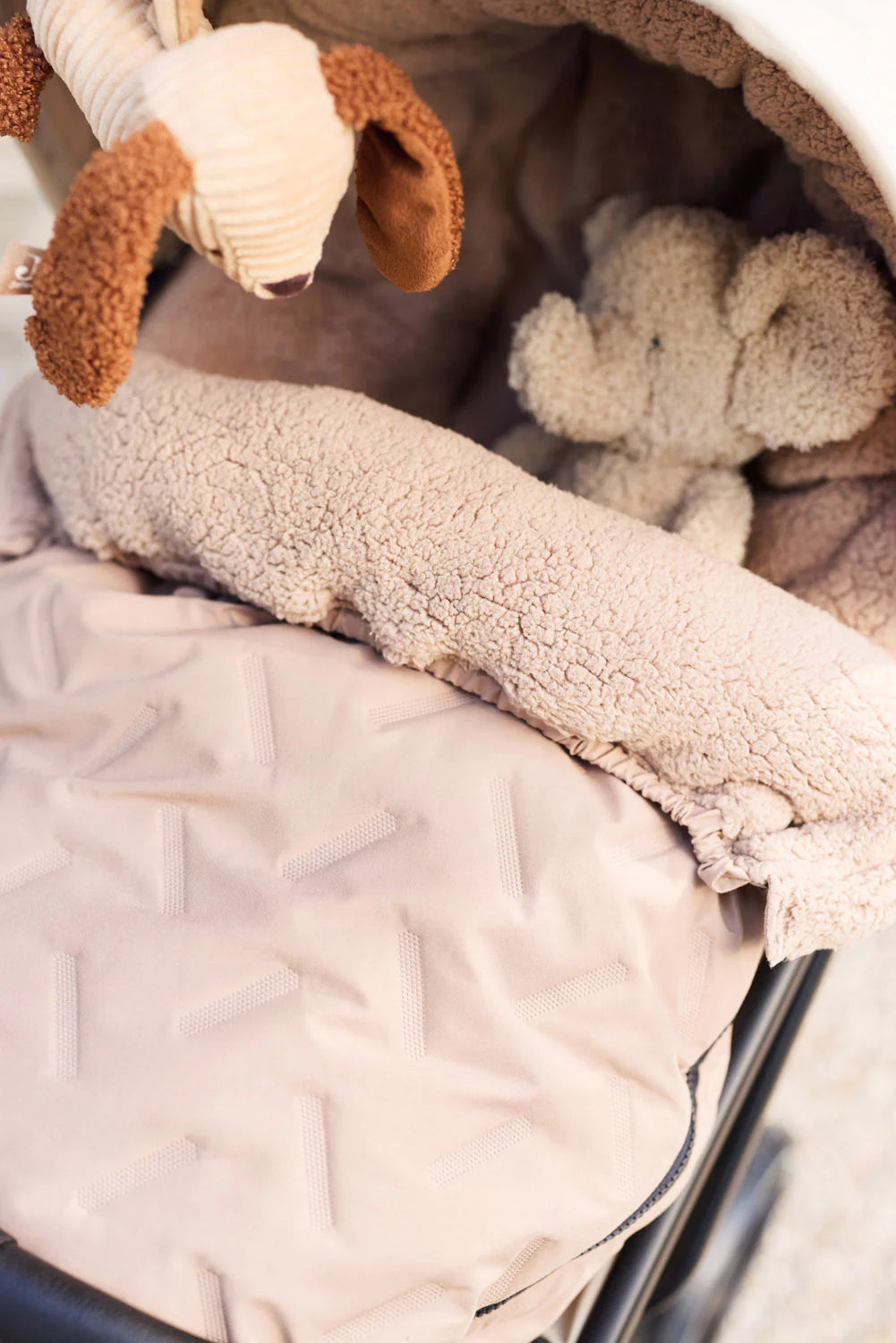 Jollein voetenzak Embossed Milky Coffee voor buggy en kinderwagen met teddy fleece binnenkant