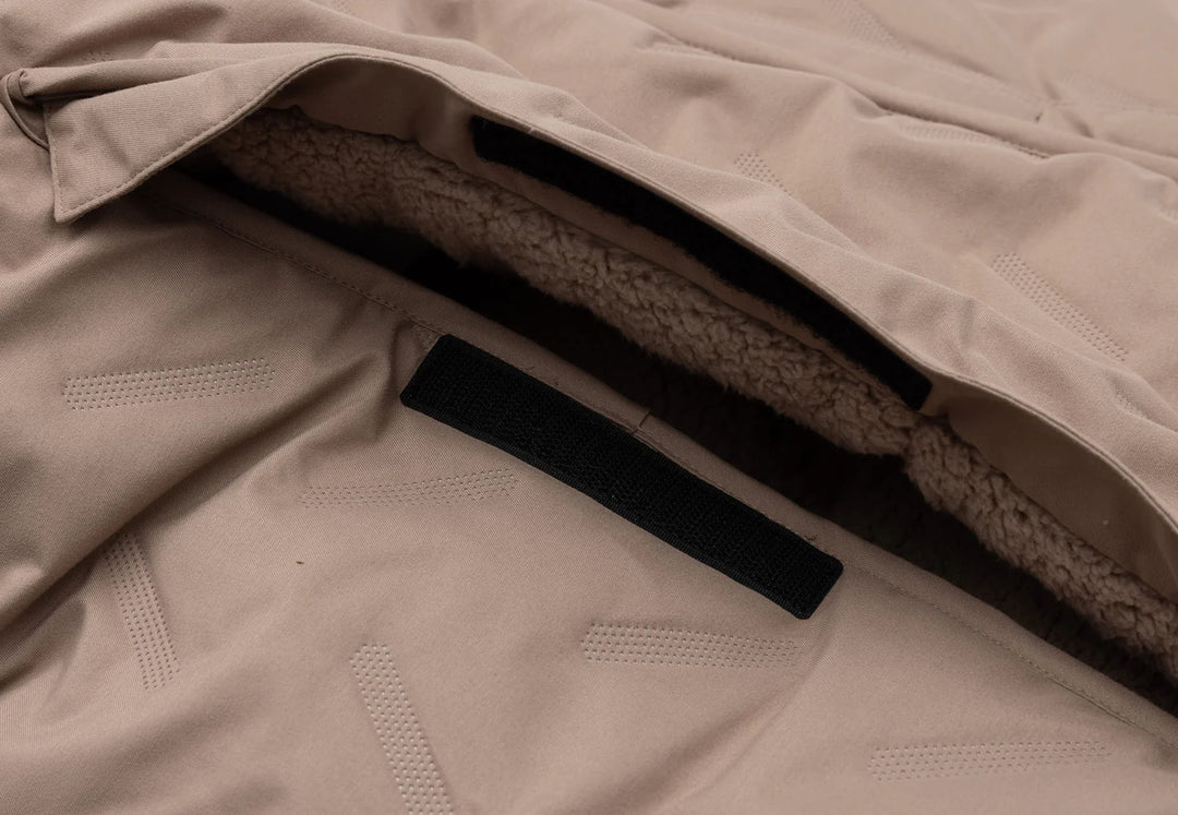 Jollein voetenzak Embossed Milky Coffee voor buggy en kinderwagen met teddy fleece binnenkant