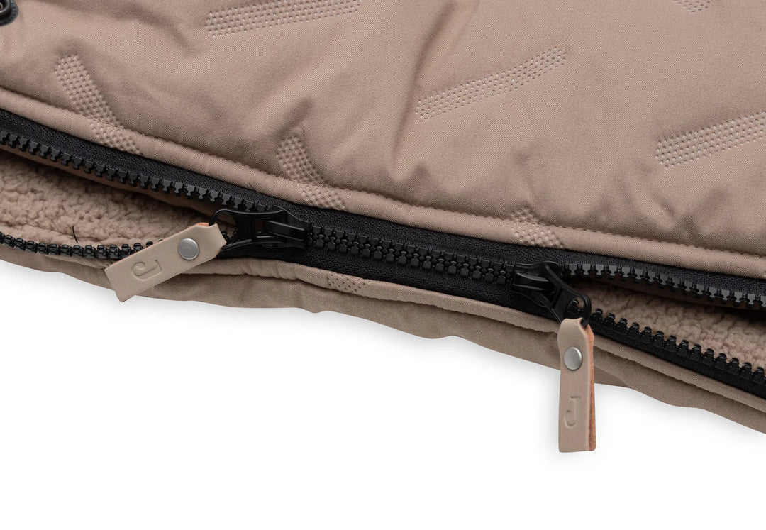 Jollein voetenzak Embossed Milky Coffee voor buggy en kinderwagen met teddy fleece binnenkant