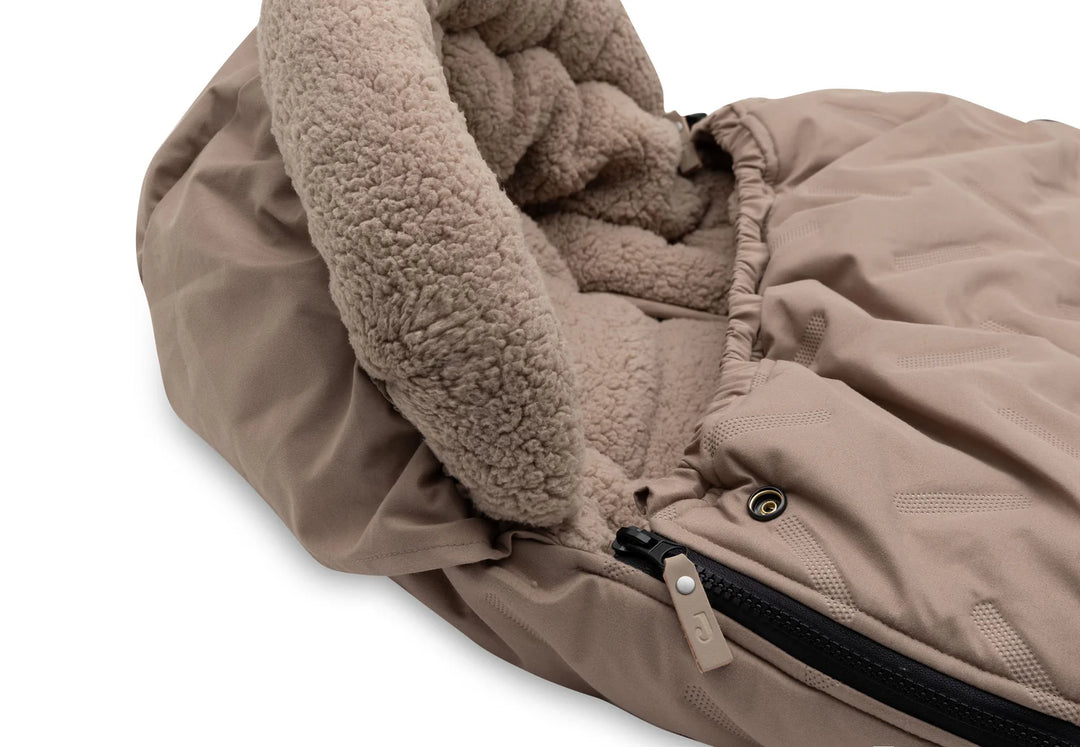 Jollein voetenzak Embossed Milky Coffee voor buggy en kinderwagen met teddy fleece binnenkant