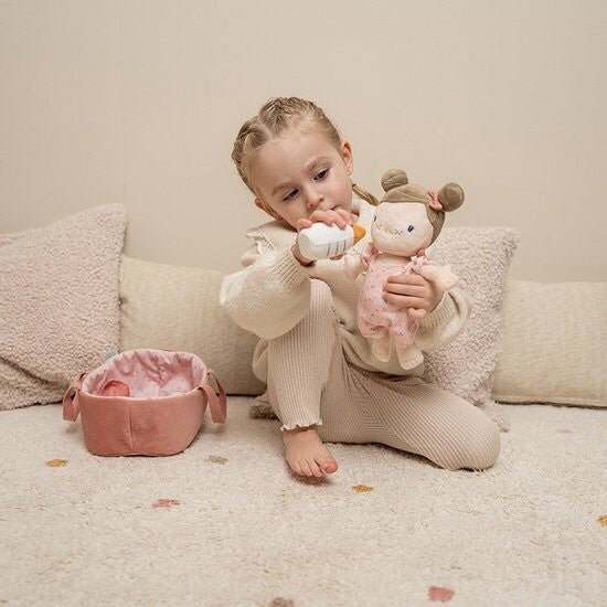 Pluche pop Baby Rosa van Little Dutch met accessoires zoals een reismandje en speen.