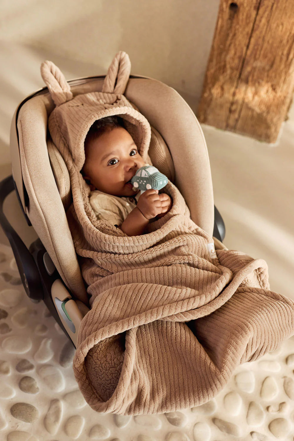 Jollein wikkeldeken Bunny Cloudy Rib Milky Coffee met teddy binnenkant