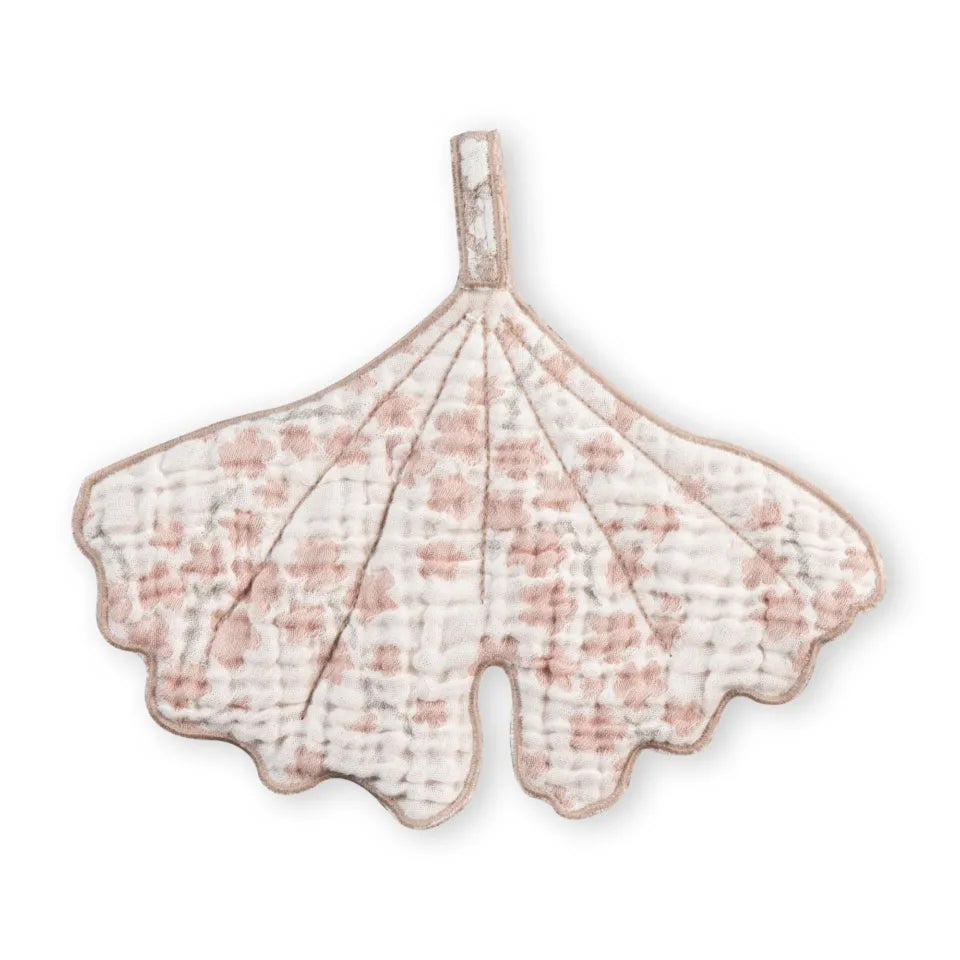 Quax Knuffeldoek Ginko Natural Blossom van mousselinekatoen, geïnspireerd op de Ginkgo-boom.