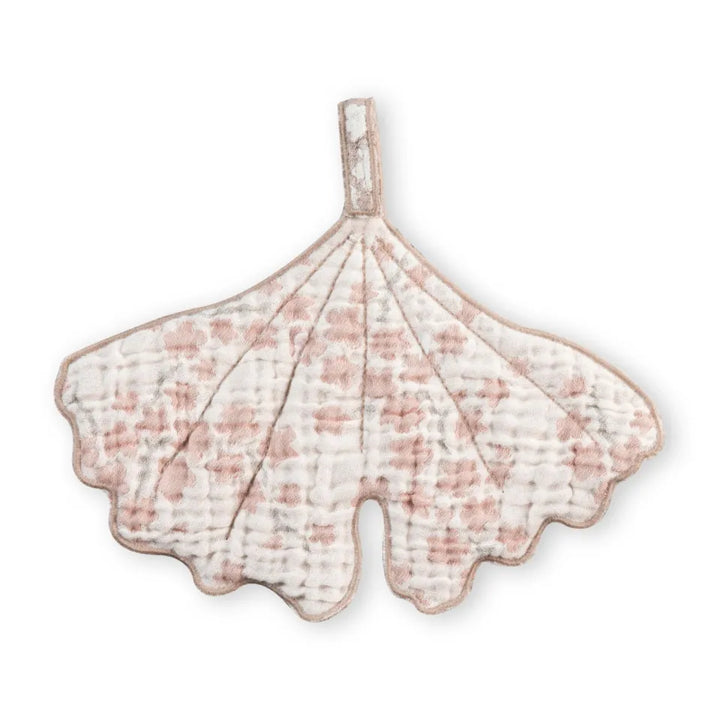 Quax Knuffeldoek Ginko Natural Blossom van mousselinekatoen, geïnspireerd op de Ginkgo-boom.