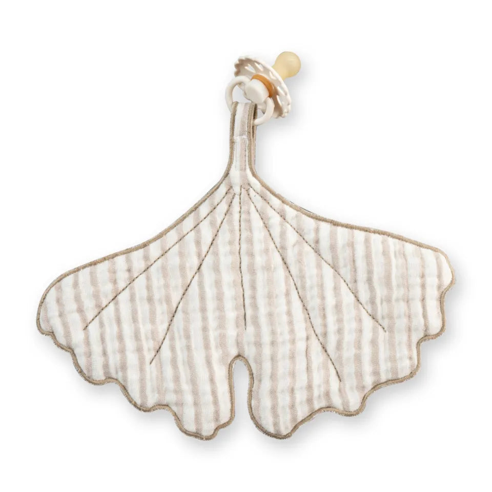 Quax Knuffeldoek Ginko Natural Stripes van mousselinekatoen, geïnspireerd op de Ginkgo-boom.