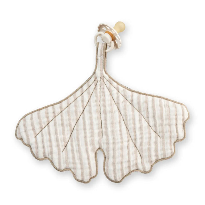 Quax Knuffeldoek Ginko Natural Stripes van mousselinekatoen, geïnspireerd op de Ginkgo-boom.