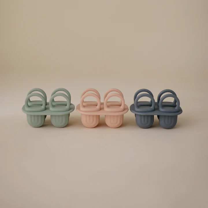 Mushie Ice Pop Tray Cambridge Blue met regenboogvormige compartimenten