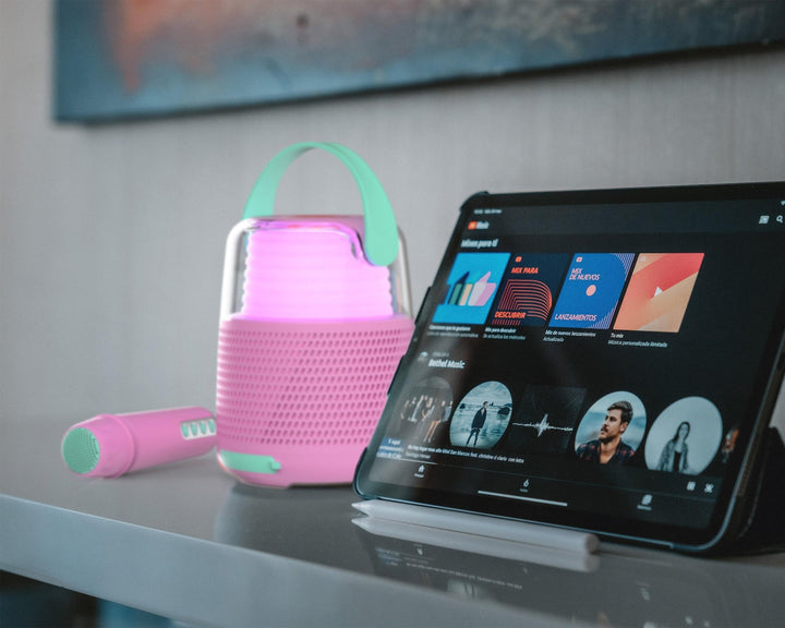MoB Set Karaoke Pink, inclusief Bluetooth speaker met fascinerende lichteffecten en draadloze microfoon, geschikt voor streaming via Aux, SD-kaart en Bluetooth
