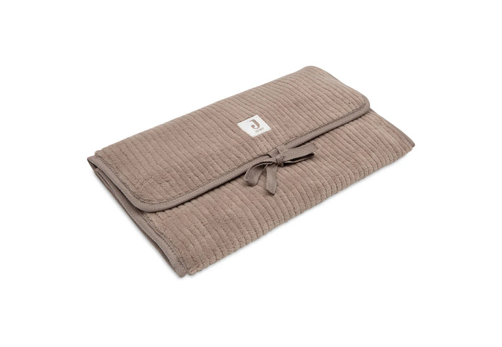 Jollein verzorgingsmatje Cloudy Rib Milky Coffee met leaf print binnenkant en opbergvakken