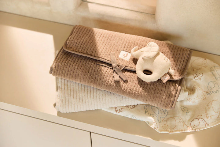 Jollein babygym speeltjes Tiny Park met kat, hond en boompjes van teddy en bouclé