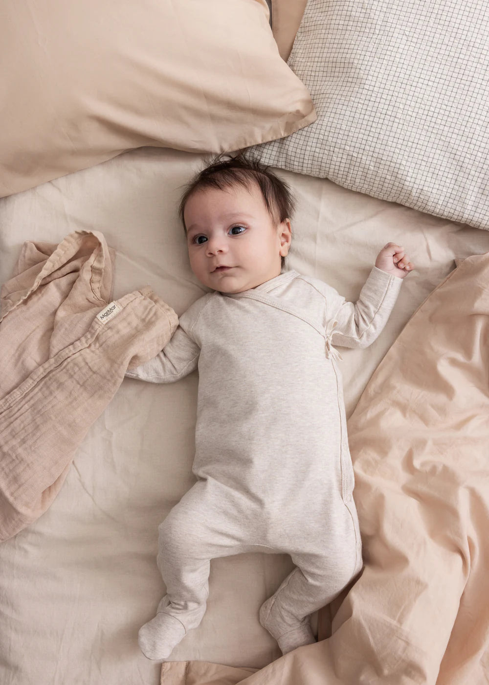 MarMar baby pyjama met voetjes en wikkelsluiting in beige melange