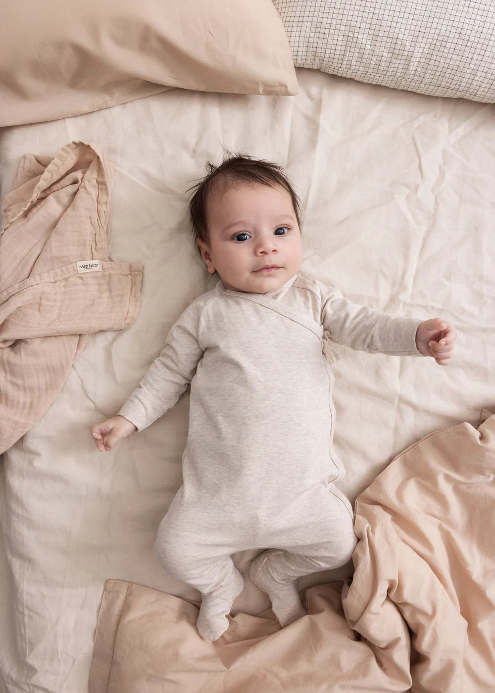 MarMar baby pyjama met voetjes en wikkelsluiting in beige melange