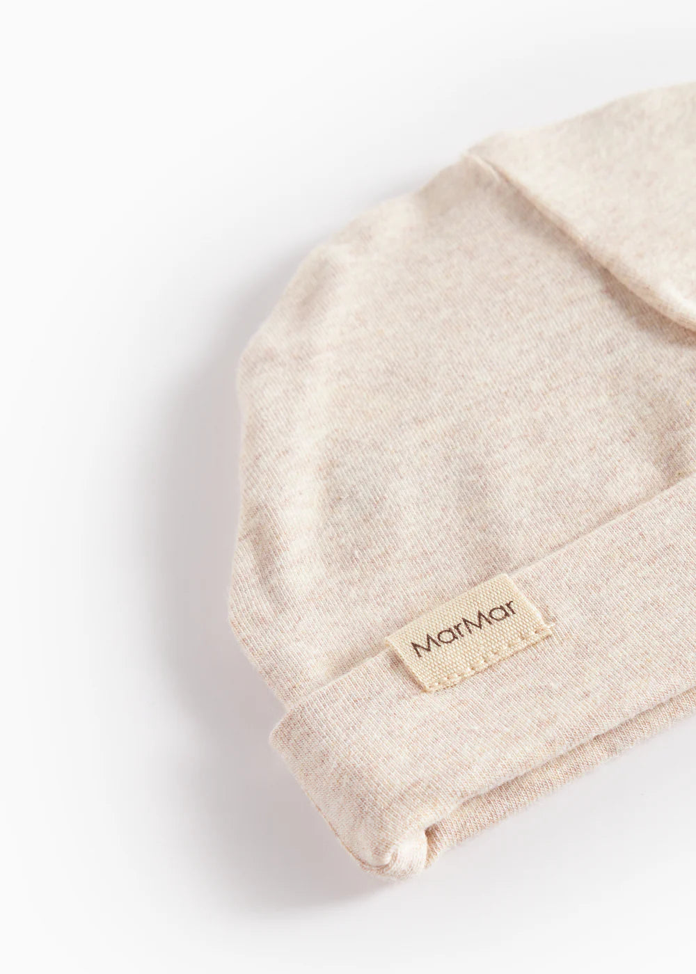 Zachte baby muts van MarMar in beige melange met omvouwbare rand