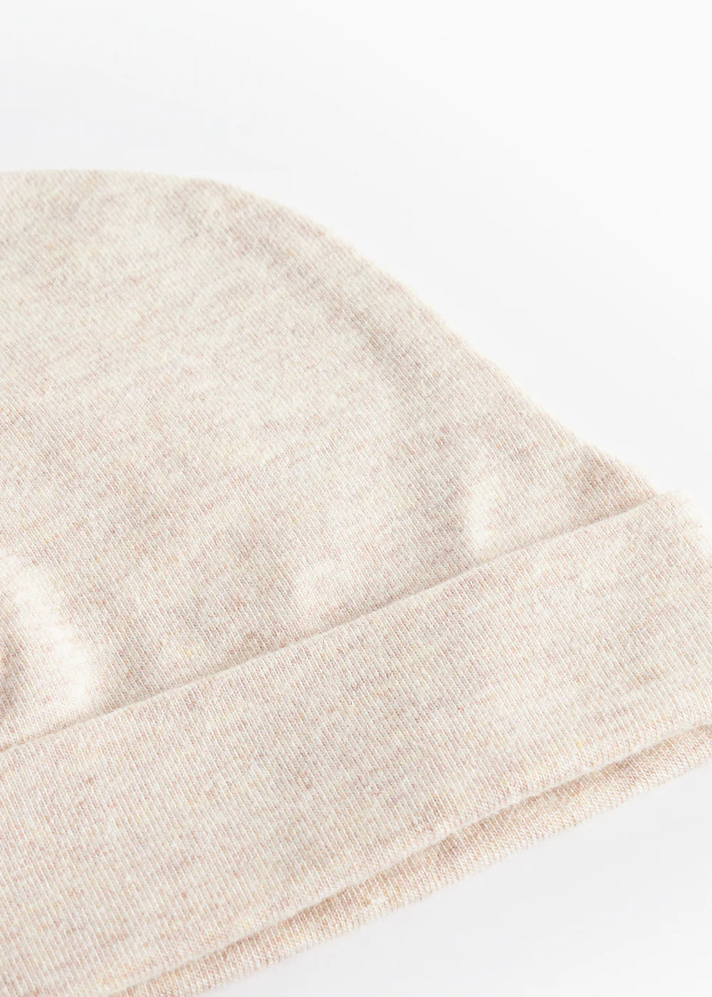 Zachte baby muts van MarMar in beige melange met omvouwbare rand