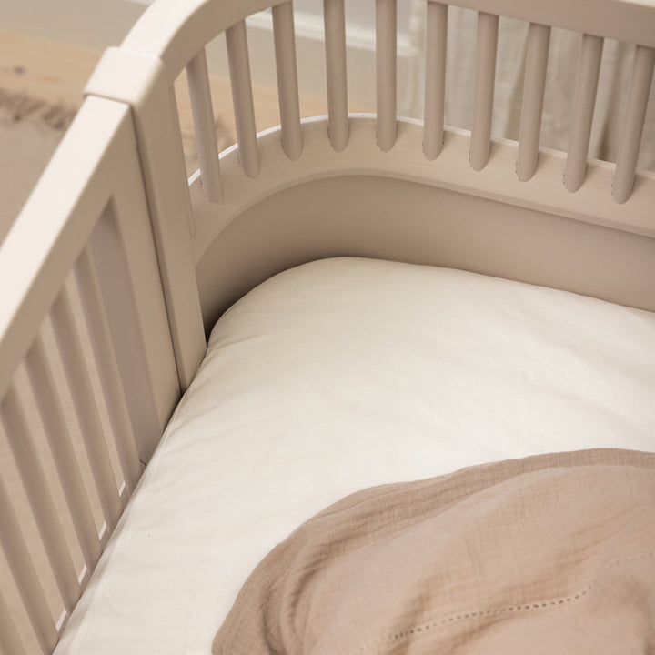 Sebra Organic wit jersey baby hoeslaken 70x120 cm op een kinderbed.