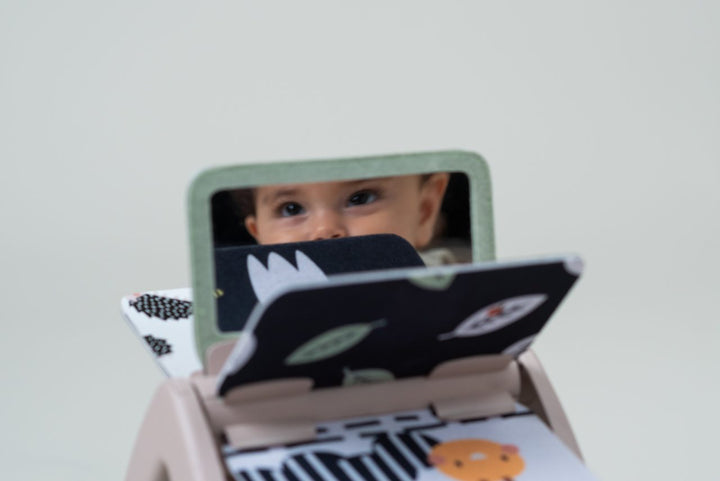 Taf Toys Draaiend Activiteitenboekje Black/White met spiegel, hologrampagina en ratelend geluid, geschikt voor baby’s vanaf 0 maanden