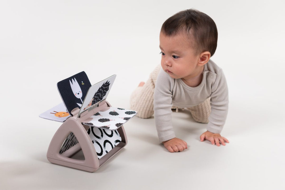 Taf Toys Draaiend Activiteitenboekje Black/White met spiegel, hologrampagina en ratelend geluid, geschikt voor baby’s vanaf 0 maanden