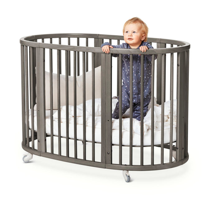 Stokke® Sleepi™ Bed V3 in Hazy Grey, omgevormd tot peuterbed in een stijlvol ingerichte kinderkamer.