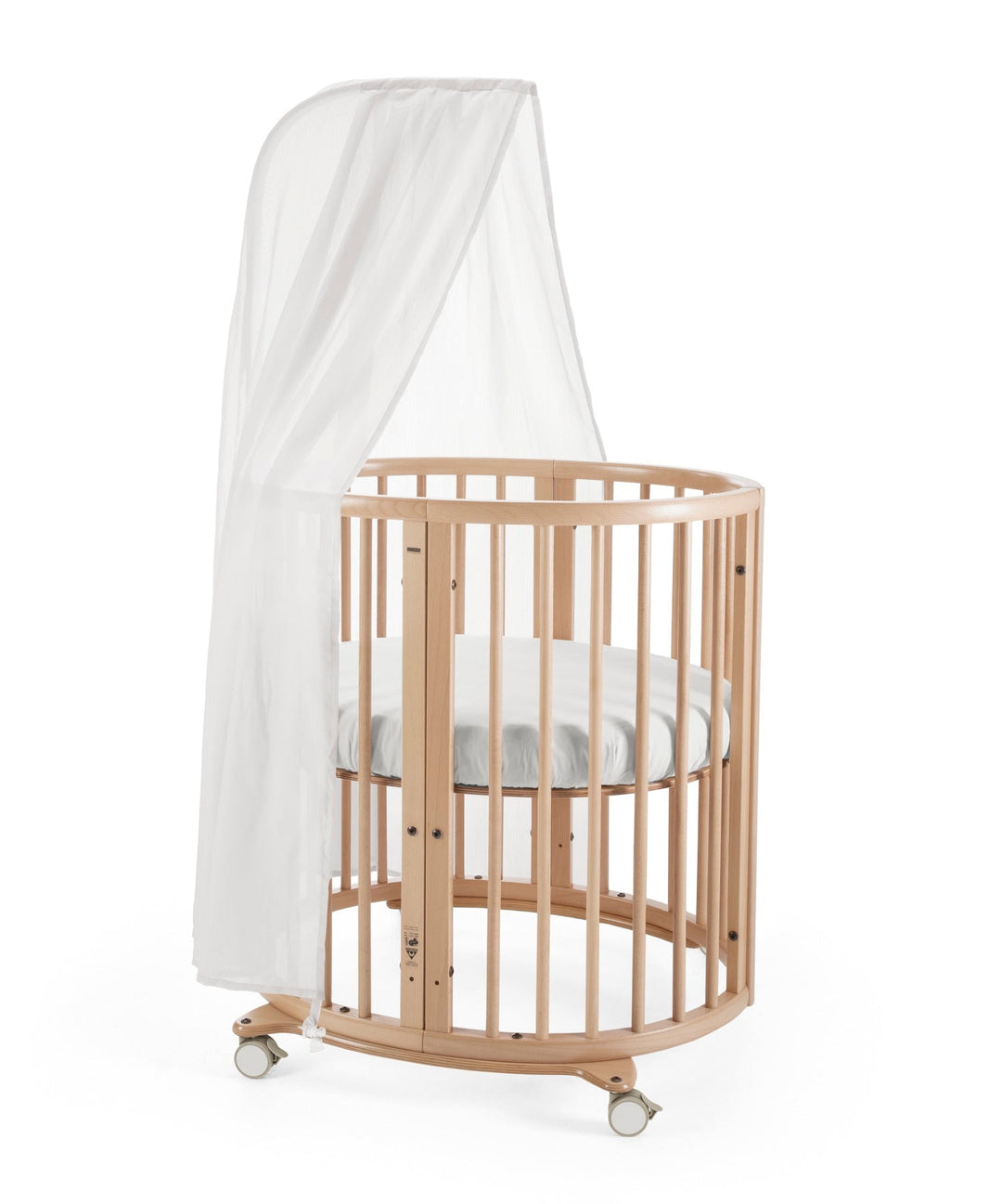 Stokke Sleepi™ V3 piekstok in natural finish, bevestigd aan een kinderbed, klaar voor het ophangen van een bedhemeltje