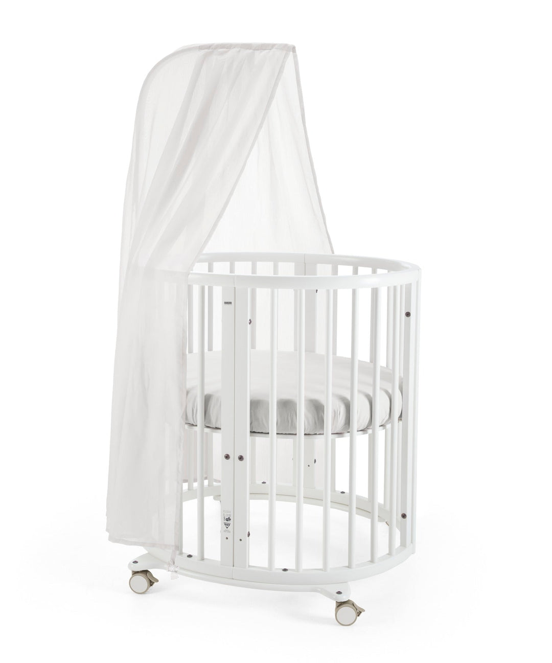 Stokke Sleepi™ V3 piekstok in white finish, bevestigd aan een kinderbed, klaar voor het ophangen van een bedhemeltje