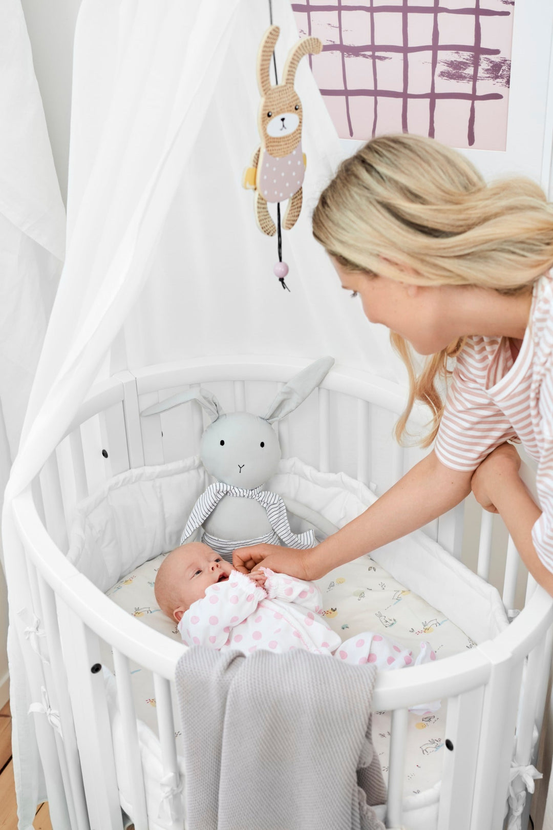 Stokke Sleepi™ V3 piekstok in white finish, bevestigd aan een kinderbed, klaar voor het ophangen van een bedhemeltje