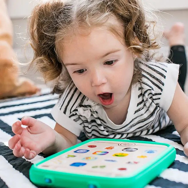 Kind speelt met duurzame houten Magic Touch Curiosity Tablet van Hape Toys