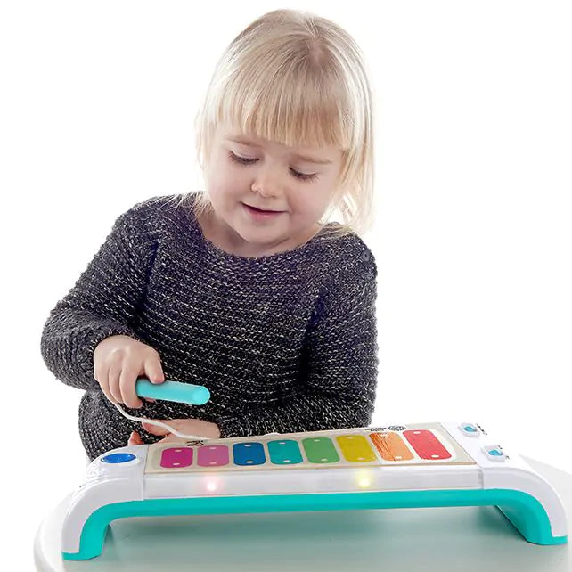 Kind speelt op de houten Magic Touch Xylofoon van Hape Toys