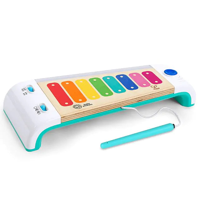 Kind speelt op de houten Magic Touch Xylofoon van Hape Toys