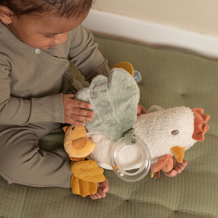 Little Dutch activiteitenknuffel Kip Little Farm met knispervleugels en labeltjes, 25 cm.