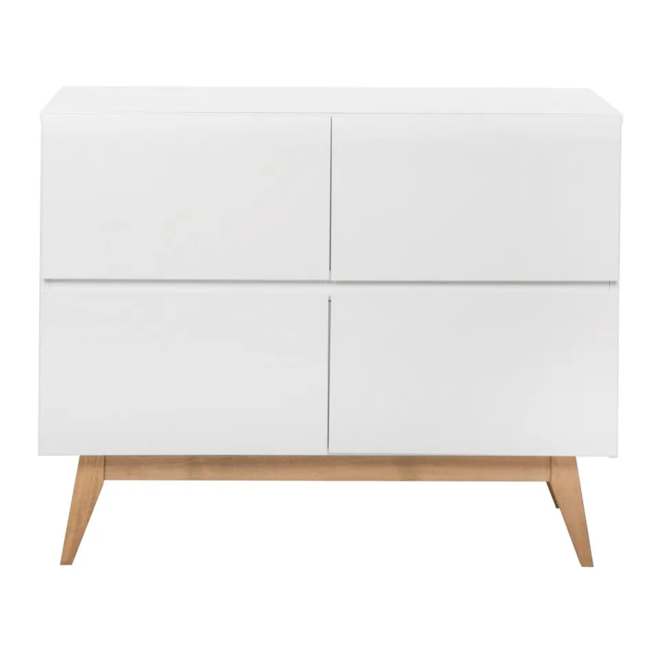 Quax Trendy Commode in White met vier verstelbare laden, getoond in een sfeervol ingerichte kinderkamer.