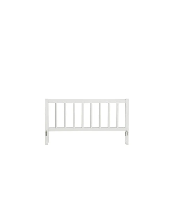 Witte uitvalbeschermer van Oliver Furniture gemonteerd op een kinderbed, zorgt voor extra veiligheid in een stijlvolle kinderkamer.