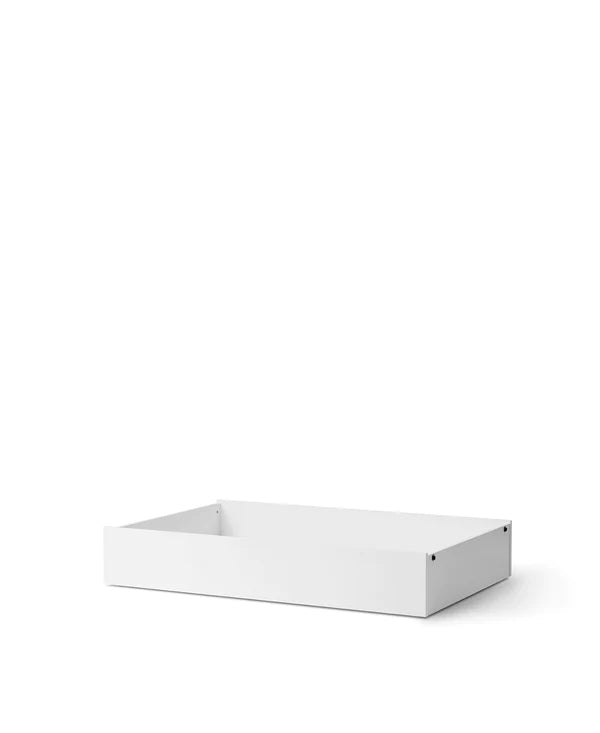 Witte opberglade van Oliver Furniture, geplaatst onder een bed, toont praktische opbergruimte in een minimalistische kinderkamer.