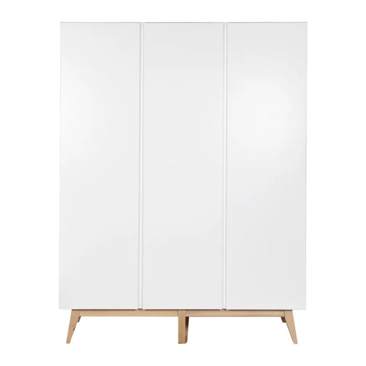 Quax Trendy Kast XL wit, open met zicht op legplanken en kledingroedes, in een helder ingerichte kinderkamer.