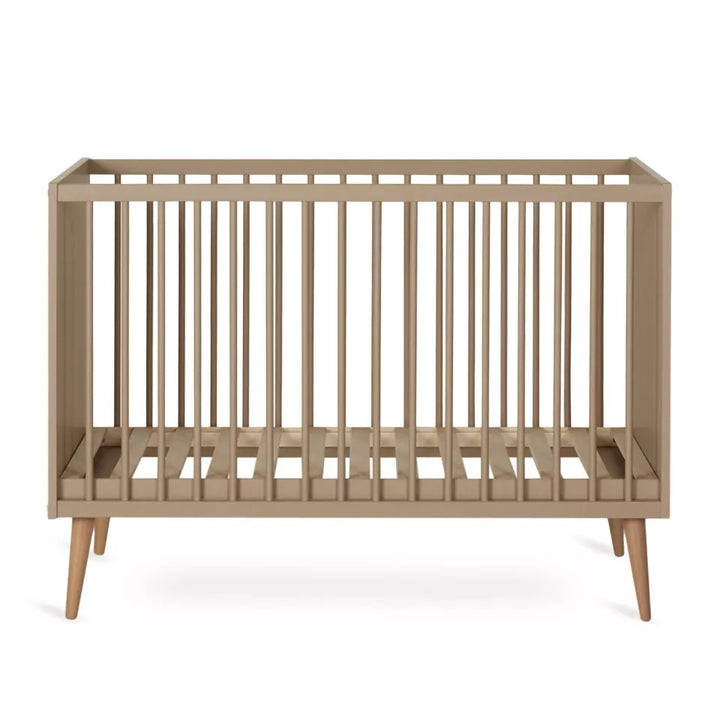 "Quax Cocoon Latte babybed 60 x 120 cm met verstelbare bodem en elegante beukenhouten poten"