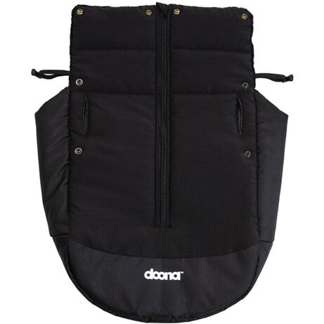 Doona autostoel Winter Cover in zwart, waterafstotend en weerbestendig, zorgt voor comfort en warmte.