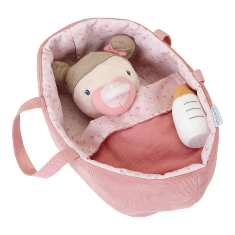 Pluche pop Baby Rosa van Little Dutch met accessoires zoals een reismandje en speen.