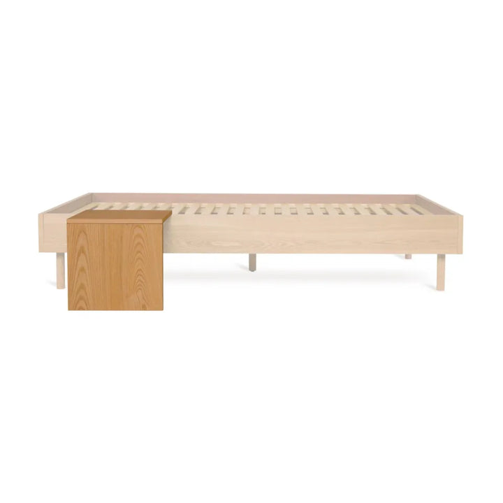 "Hai No Ki Junior Bed Bijzettafel in Natural Ash, perfect voor het bewaren van nachtlampjes en boeken naast het bed"