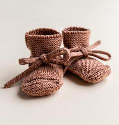 Gebreide Hvid babyslofjes in terracotta kleur van merinowol voor 0-9 maanden