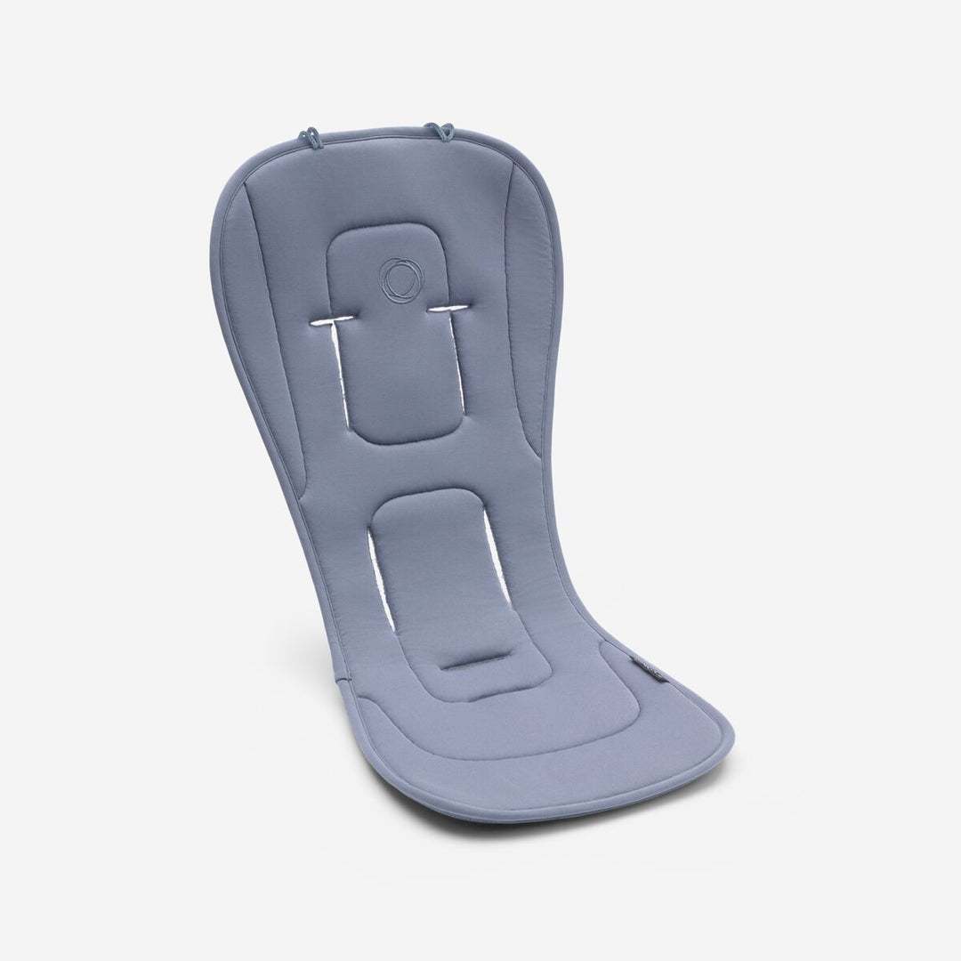 Bugaboo Dual Comfort Seat Liner in Seaside Blue, omkeerbaar met ademend 3D gaas en Cooldry® comfortkant voor temperatuurregulatie.