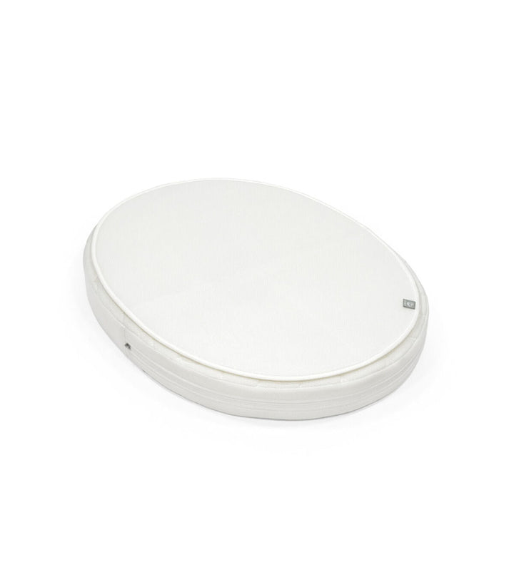 Stokke Sleepi Mini V3 matrasbeschermer in wit, waterdicht en ademend, speciaal ontworpen voor de Sleepi Mini matras