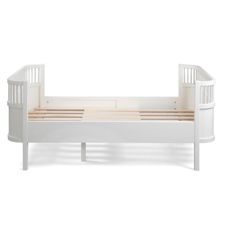 Sebra Bed Junior & Grow White in een kinderkamer, uitgetrokken tot volledige lengte voor groeiende kinderen
