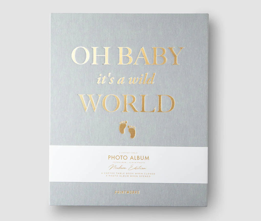 Chique 'Baby It's A Wild World' fotoalbum van Printworks, in grijze stof met goudfolie, ideaal voor elegante fotoopslag