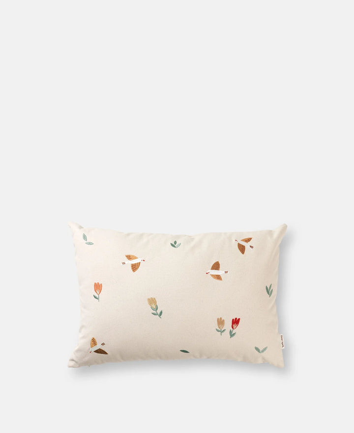 Dear April Kussen 40 x 60 cm Embroidered Songbirds, versierd met delicate vogeltjes, bladeren en bloemen.